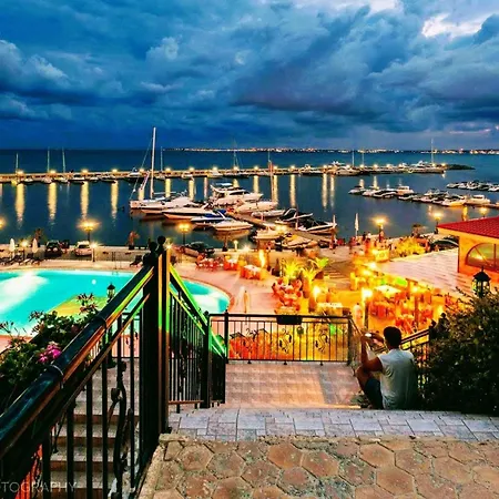 Sea Sirena With A Mountain View 아파트